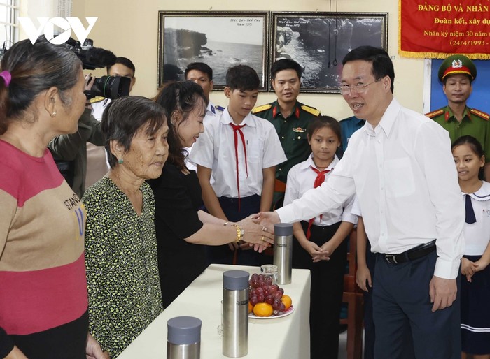 Chủ tịch nước Võ Văn Thưởng gặp gỡ, thăm hỏi, động viên bà con nhân dân trên xã đảo Thổ Châu.