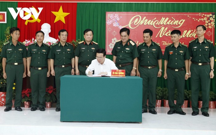 Chủ tịch nước Võ Văn Thưởng ghi lưu bút tại sổ vàng truyền thống của Bộ đội Biên phòng Thổ Châu.