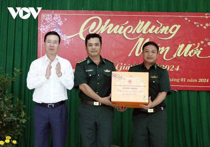 Chủ tịch nước Võ Văn Thưởng thăm, chúc Tết, tặng quà Bộ đội Biên phòng Thổ Châu.