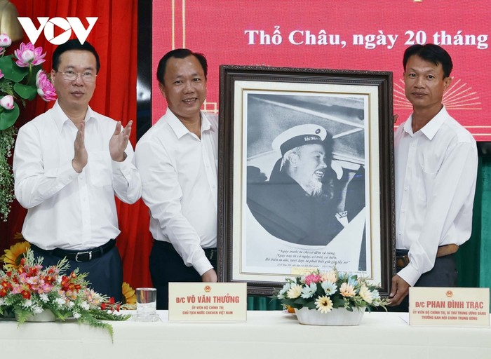 Chủ tịch nước Võ Văn Thưởng trao bức tranh chân dung Hồ Chí Minh tặng quân và dân xã đảo Thổ Châu.