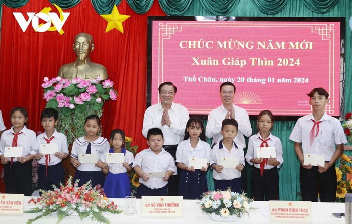 Chủ tịch nước Võ Văn Thưởng trao các phần quà tặng các em học sinh.