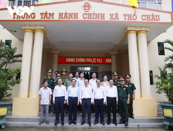 Chủ tịch nước Võ Văn Thưởng và đoàn công tác chụp ảnh cùng cán bộ xã Thổ Châu, cán bộ chiến sĩ trên đảo.