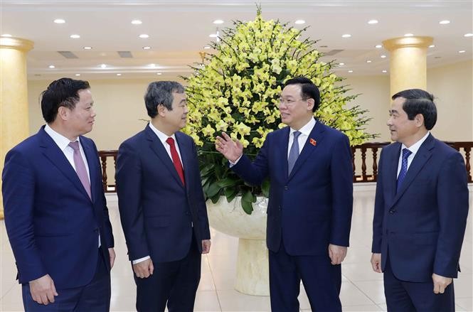 Chủ tịch Quốc hội Vương Đình Huệ trao đổi với lãnh đạo chủ chốt tỉnh Thái Bình. Ảnh: Nhan Sáng/TTXVN