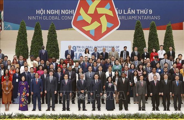 Chủ tịch Quốc hội Vương Đình Huệ, Thường trực Ban Bí thư Trương Thị Mai cùng các đại biểu chụp ảnh chung, tại Lễ khai mạc Hội nghị Nghị sĩ trẻ toàn cầu lần thứ 9.