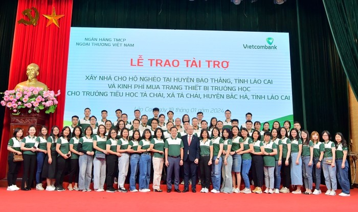 Đoàn thiện nguyện Vietcombank chụp ảnh lưu niệm.