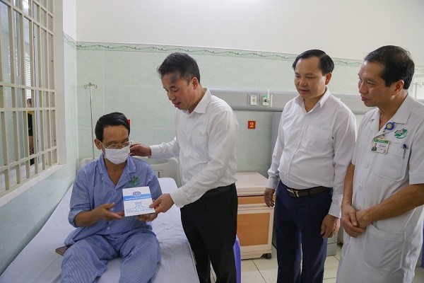 Tổng Giám đốc Bảo hiểm xã hội Việt Nam Nguyễn Thế Mạnh tặng quà người bệnh nghèo điều trị tại Bệnh viện Quân y 175.