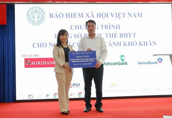 Tổng Giám đốc Bảo hiểm xã hội Việt Nam Nguyễn Thế Mạnh trao tặng 30 sổ bảo hiểm xã hội, 200 thẻ bảo hiểm y tế đến đại diện Hội Liên hiệp Phụ nữ Thành phố Hồ Chí Minh.