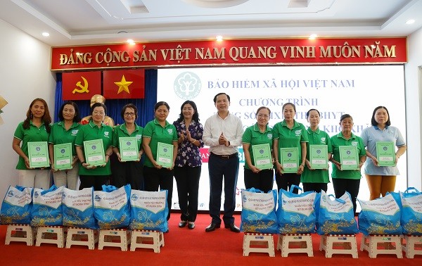 Phó Tổng Giám đốc Bảo hiểm xã hội Việt Nam Chu Mạnh Sinh trao tặng sổ bảo hiểm xã hội.
