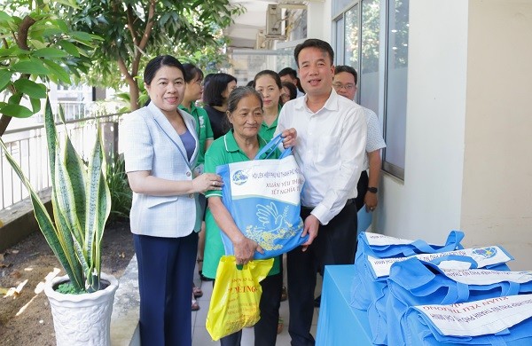 Tổng Giám đốc Bảo hiểm xã hội Việt Nam Nguyễn Thế Mạnh tặng quà đến người dân có hoàn cảnh khó khăn.