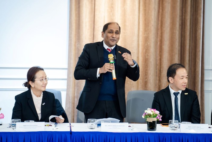 Ông Jaya Ratnam - Đại sứ Singapore tại Việt Nam đánh giá cao nỗ lực hợp tác giữa hai trường.