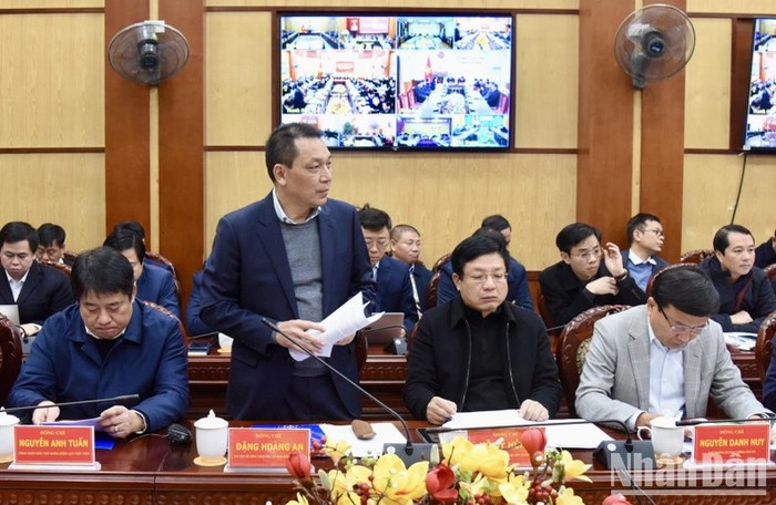 Chủ tịch Hội đồng Thành viên Tập đoàn Điện lực Việt Nam (EVN) Đặng Hoàng An báo cáo Thủ tướng tại Hội nghị.