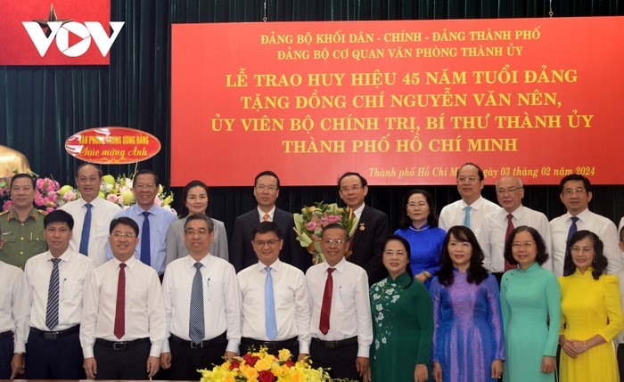 Chủ tịch nước Võ Văn Thưởng, ông Nguyễn Văn nên và các đại biểu tham dự buổi Lễ trao Huy hiệu. Ảnh: Hà Khánh