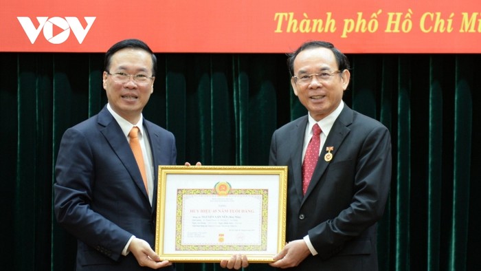 Chủ tịch nước trao Huy hiệu 45 năm tuổi Đảng tặng Bí thư Thành ủy Thành phố Hồ Chí Minh Nguyễn Văn Nên. Ảnh: Hà Khánh