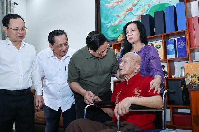 Thủ tướng đã đi thăm, chúc Tết đồng chí Lê Văn Lai. Ảnh VGP/Nhật Bắc