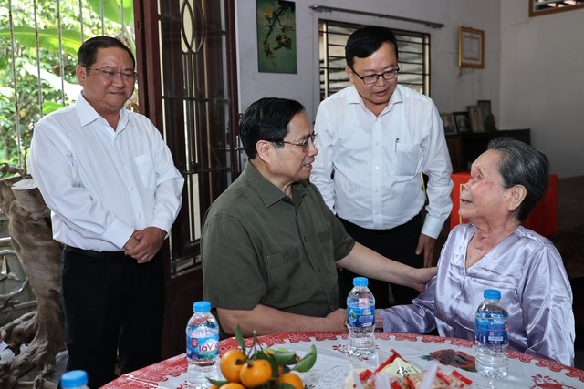 Thủ tướng đã đi thăm, chúc Tết đồng chí thương binh nặng Lâm Thị Mười. Ảnh: VGP/Nhật Bắc