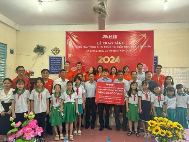 Ông Phạm Hồng Phú – Phó Tổng Giám đốc Ngân hàng Bán lẻ MSB tặng quà cho Trường Tiểu học Nguyễn Hiền.