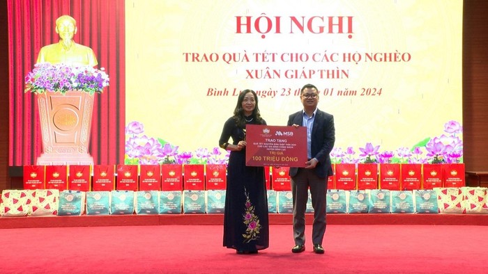 Bà Ngô Thị Khanh – Chủ tịch Ủy ban Mặt trận Tổ quốc huyện Bình Lục tiếp nhận quà tặng từ MSB.