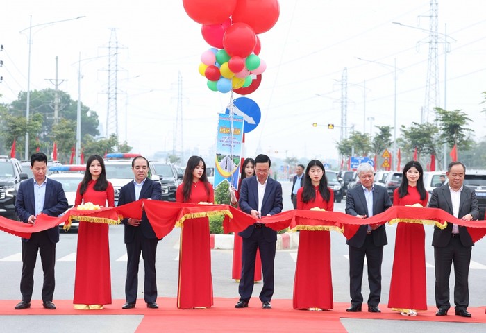 Chủ tịch nước Võ Văn Thưởng cắt băng khánh thành Dự án đường trục phát triển đô thị từ Thành phố Tuyên Quang đi Trung tâm huyện Yên Sơn.