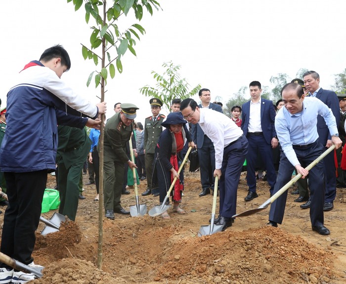 Chủ tịch nước Võ Văn Thưởng trồng cây ngay sau Lễ phát động &quot;Tết trồng cây đời đời nhớ ơn Bác Hồ&quot;.