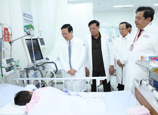 Chủ tịch nước Võ Văn Thưởng thăm bệnh nhi đang điều trị tại Bệnh viện Nhi đồng 1 Thành phố Hồ Chí Minh. (Ảnh: Thống Nhất/TTXVN)
