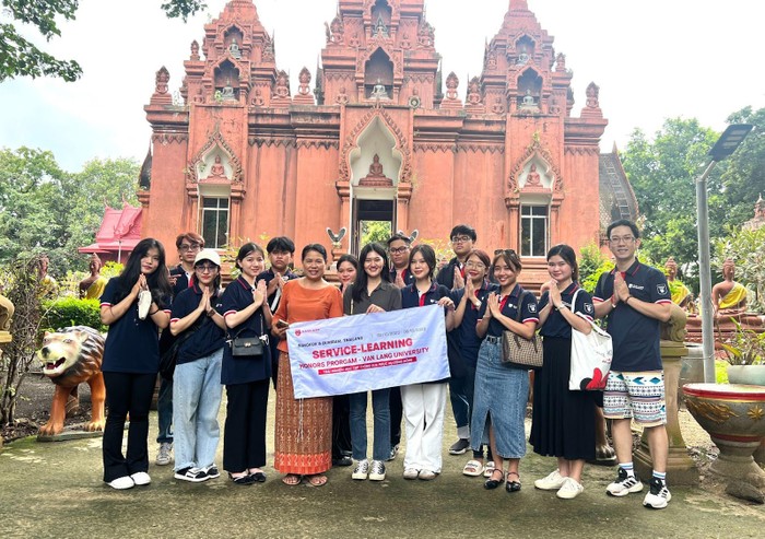 Sinh viên Trường Đại học Văn Lang trong hành trình 5 ngày từ Buriram đến Bangkok.
