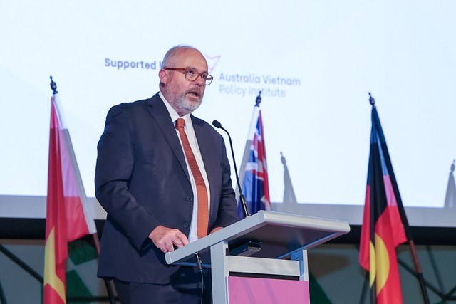 Đồng Bộ trưởng Sản xuất và Thương mại Australia Tim Ayres phát biểu khai mạc Diễn đàn. Ảnh: VGP/Nhật Bắc
