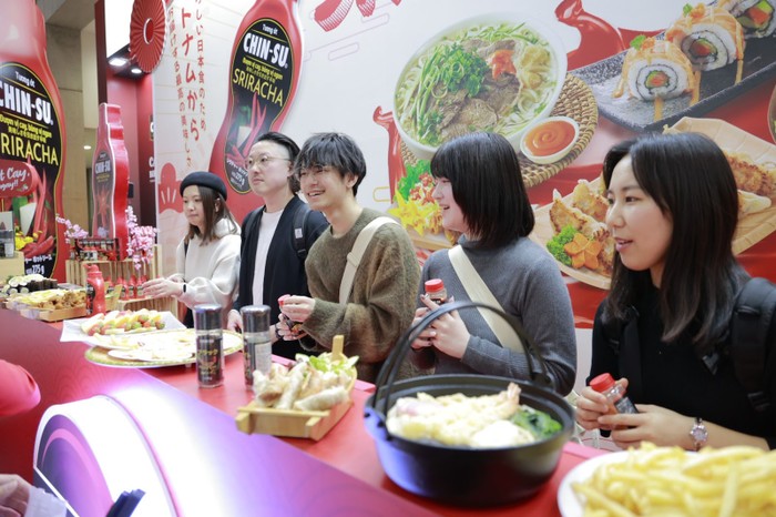 Các bạn trẻ Nhật Bản thích thú trải nghiệm hương vị đặc sản Việt Nam. (Ảnh: Masan Consumer)