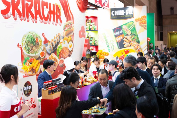 Thực khách Nhật hào hứng trải nghiệm tương ớt Chin-su Sriracha.