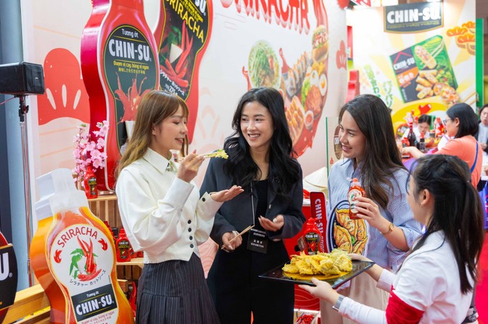 Tiếp nối và đẩy mạnh chiến lược Go Global, Chin-su đã cho ra mắt tương ớt Sriracha tại Foodex Nhật Bản 2024.