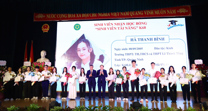 Học viện Nông nghiệp Việt Nam trao Học bổng “Sinh viên tài năng” năm 2023.