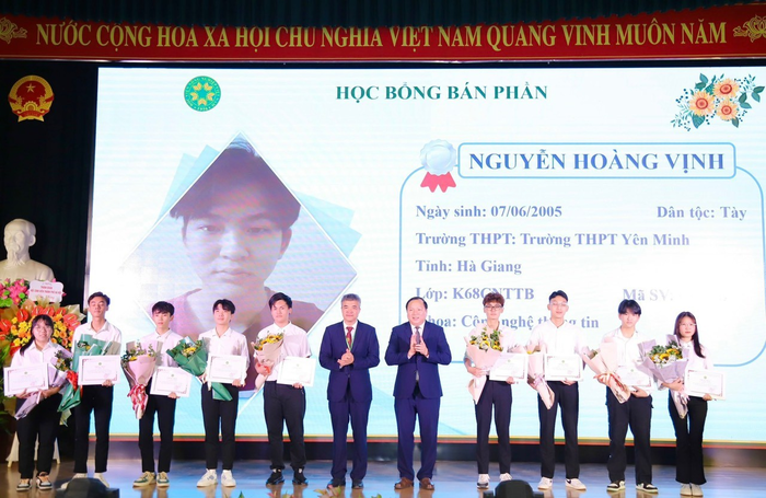 Học viện Nông nghiệp Việt Nam trao Học bổng toàn phần và bán phần cho sinh viên tại 08 tỉnh miền núi phía Bắc năm 2023.