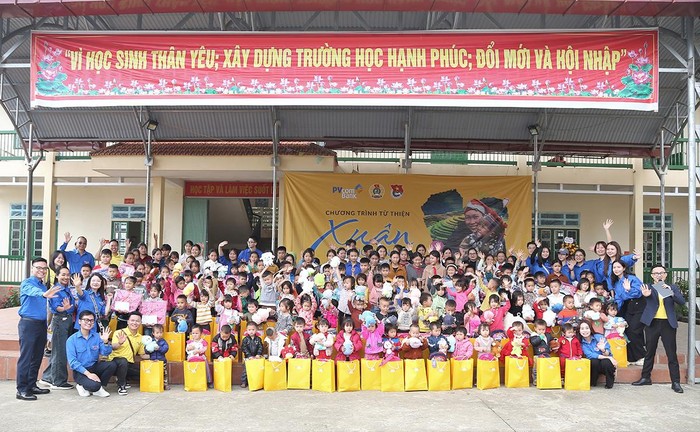 Đoàn Thanh niên PVcomBank trao quà tặng đến các em học sinh nghèo, các hộ gia đình có hoàn cảnh khó khăn tại tỉnh Lào Cai.