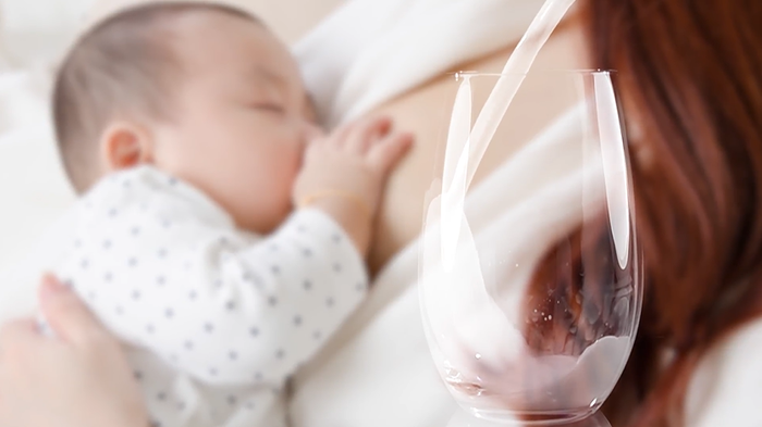 Hội Nhi Khoa Hoa Kỳ chỉ ra việc sử dụng mì chính ở người mẹ trong thời kỳ cho con bú không ảnh hưởng tới trẻ bú sữa mẹ hoặc tác động đến việc tiết sữa mẹ.