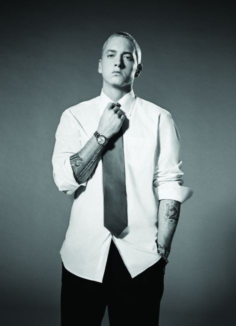 Rapper lừng danh Eminem từng phải chuyển trường học 2, 3 lần trong một năm. Anh là nạn nhân của các trò bạo lực học đường, bị đánh đập trong nhà vệ sinh, hành lang phòng học, bị khóa nhốt trong tủ đựng đồ.