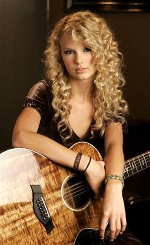 Công chúa nhạc đồng quê Taylor Swift từng bị các nữ sinh tẩy chay ở trường trung học cơ sở vì chẳng có điểm gì dễ thương, hấp dẫn, thậm chí sở thích nhạc đồng quê của cô cũng bị cho là kỳ quặc.
