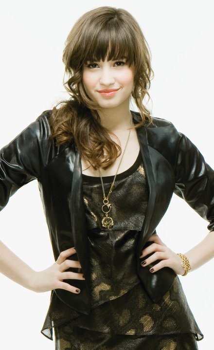 Tuy nhiên hiện giờ nàng ca sĩ trẻ Demi đã có thân hình “eo thon dáng chuẩn” và là thần tượng của biết bao người hâm mộ giới trẻ.