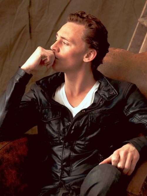 Tom Hiddleston Tom Hiddleston lập nghiệp từ năm 2001 và bắt đầu nổi tiếng qua những bộ phim ngắn trên truyền hình. Tên tuổi của anh được biết đến nhiều hơn nhờ vai diễn Loki trong phim “Thor” và mới nhất là vai diễn trong bộ phim bom tấn “The Avengers”.