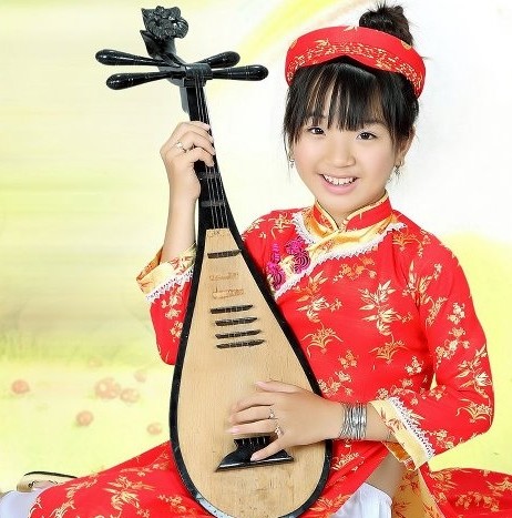 Bé Lâm Quỳnh Như được dân mạng gọi là "hiện tượng cổ nhạc" Việt Nam.