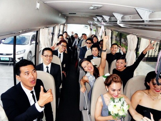 Bạn bè hào hứng trên chuyến xe tới dự đám cưới Hà Tăng.