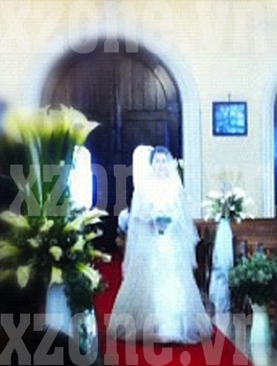 Tăng Thanh Hà rạng ngời trong trang phục cô dâu bước vào thánh đường khiến các khách mời chứng kiến hôn lễ của cô lặng đi vì xúc động