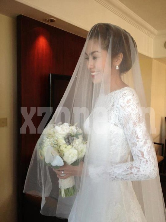 Trong lễ cưới tại nhà thờ, Tăng Thanh Hà mặc chiếc váy ren trắng dài tay kín đáo được nhà thiết kế Monique Lhuillier đặt theo tên Công nương Kate Middleton. Bộ váy cưới và cả cách trang điểm, làm tóc trong hôn lễ tại nhà thờ được người đẹp giữ nguyên khi trở về tổ chức đám cưới tại Sài Gòn.