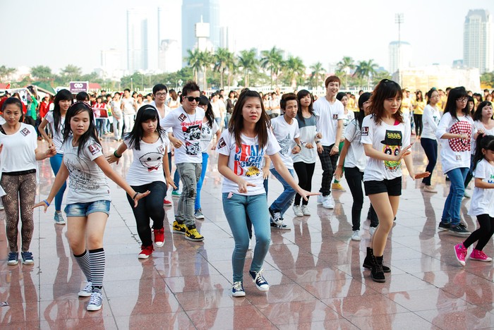 Đồng phục màu trắng thuộc về các fan của nhóm nhạc Kara
