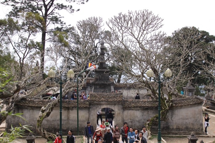 Tháp Huệ Quang nằm giữa đường lên đỉnh chùa đồng