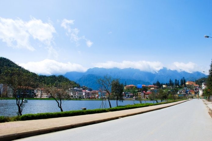 Bờ hồ và con đường vào trung tâm thị trấn Sapa đẹp không thua gì cảnh trong phim...Hàn Quốc
