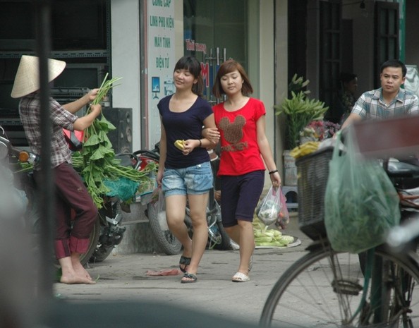 Còn đây là hai cô sinh viên đang tươi cười tung tăng đi giữa phố với áo phông quần ngắn trẻ trung