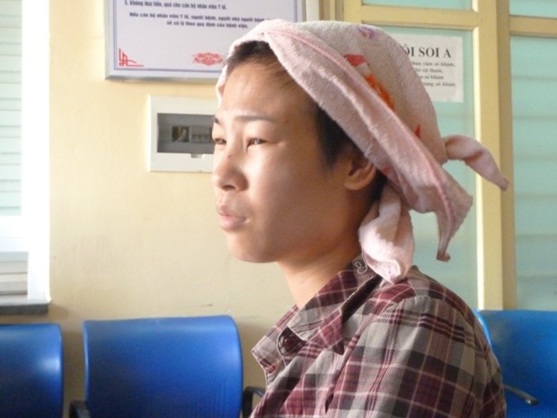 Chị Hiên phải lấy khăn quấn lên đầu để che đi mái tóc "nham nhở" vì bị chồng cắt