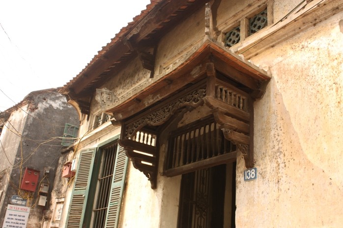 Cự Đà còn nhiều ngôi nhà cổ trên 100 tuổi mang đặc trưng kiến trúc vùng Đồng bằng Bắc bộ, ngói mũi hài, cột gỗ lim, các hoa văn trên gỗ được chạm trổ cầu kỳ, tinh xảo.