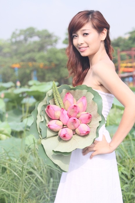 Hoa sen là loài hoa được nhiều nghệ sĩ chọn để tôn thêm vẻ đẹp cho người phụ nữ.