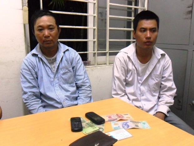 Hai đối tượng Quang và Thêu cùng tang vật bị bắt giữ tại công an phường Dịch Vọng Hậu