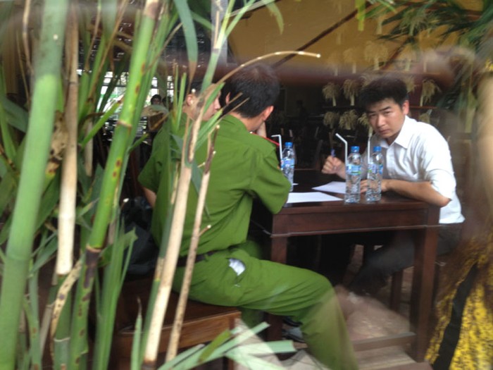Lực lượng cảnh sát PCCC làm việc với đại diện nhà hàng quán ăn Ngon.